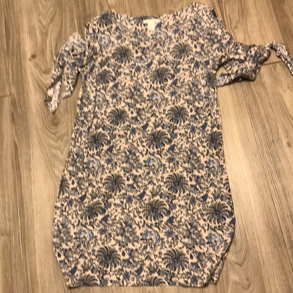 Loose dress with tie sleeves